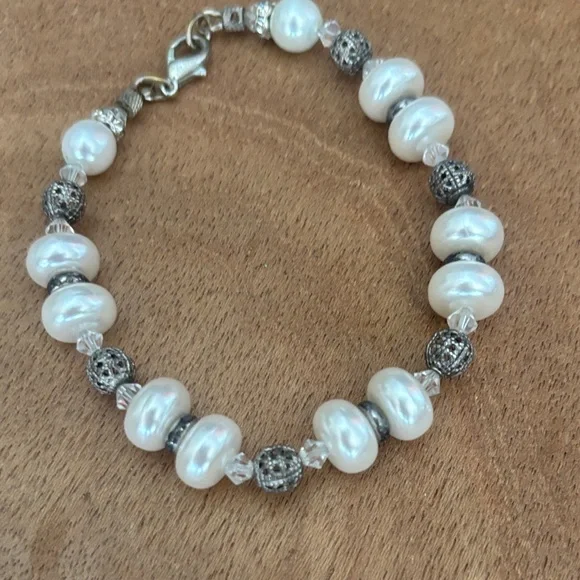 Lustrous Pearl and Silver Beaded Bracelet - Picture 3 of 5